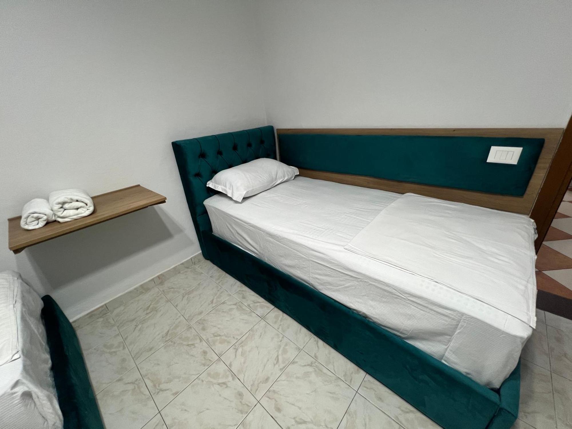 Sisterhood Hostel-Female Only Tiranë Eksteriør bilde